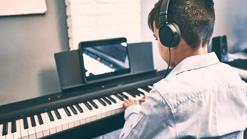 Your First Steps at the Piano: A Beginner's Guide